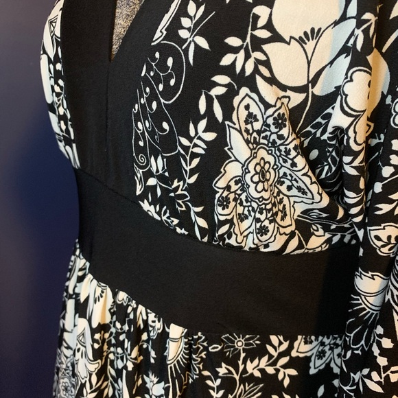 Bell sleeve black and white V-neck top - Picture 4 of 5